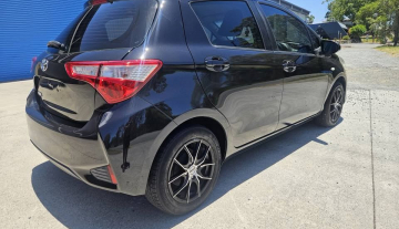 2017 Auto Toyota Yaris with low kms and easy finance 7.jpg